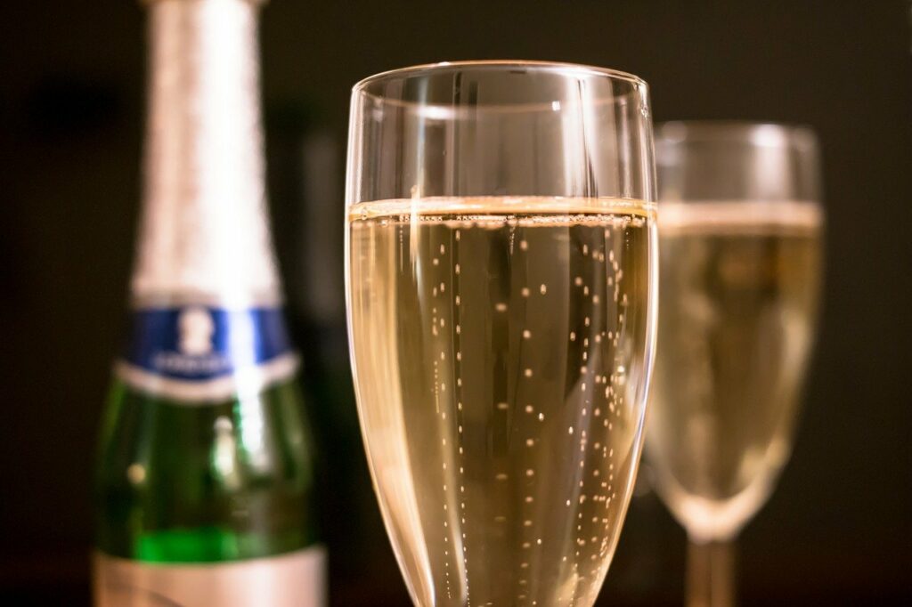 sparkling wine, piccolo, champagne glass-1110591.jpg